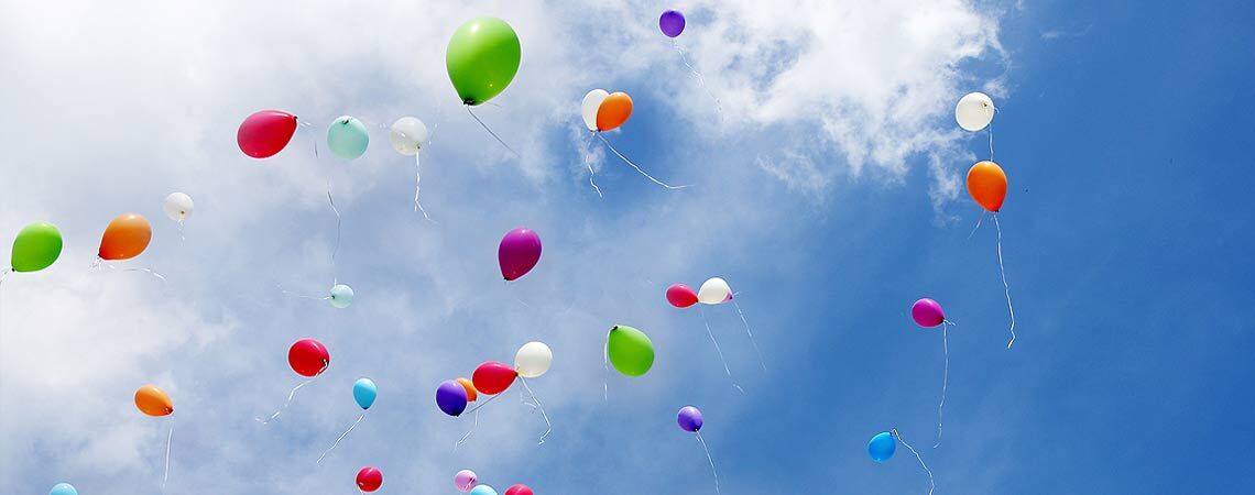 Bunte Luftballons im Himmel